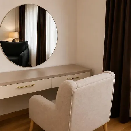 Апартаменты Modern With Free Parking *